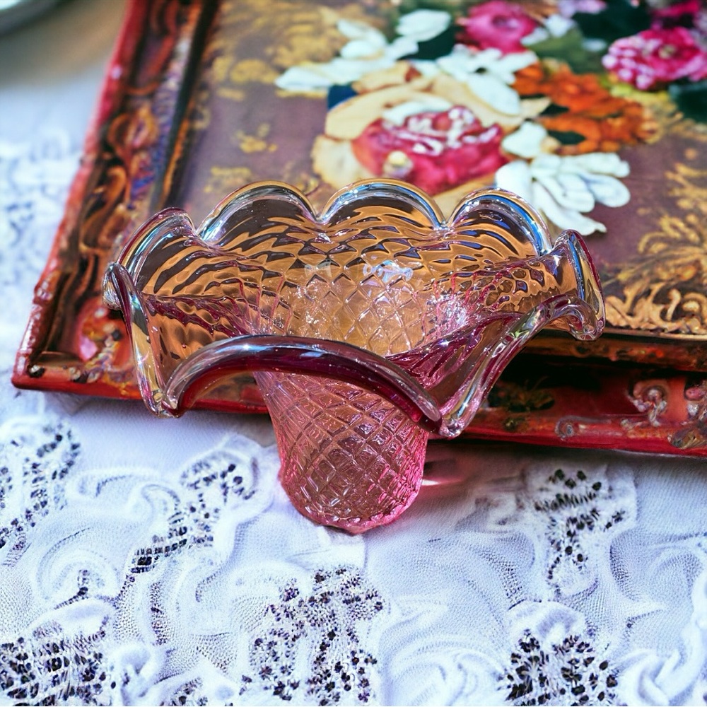 Gorgeous vintage glass diamond basket weave basket / vase / bowl with scalloped - Picture 5 of 13